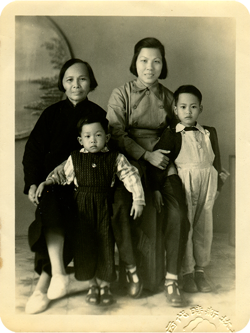 Look for Mother 尋找母親關鑄雲。 （左至右）祖母彭佩芸，張景熊，母親關鑄雲，家姐張淑賢