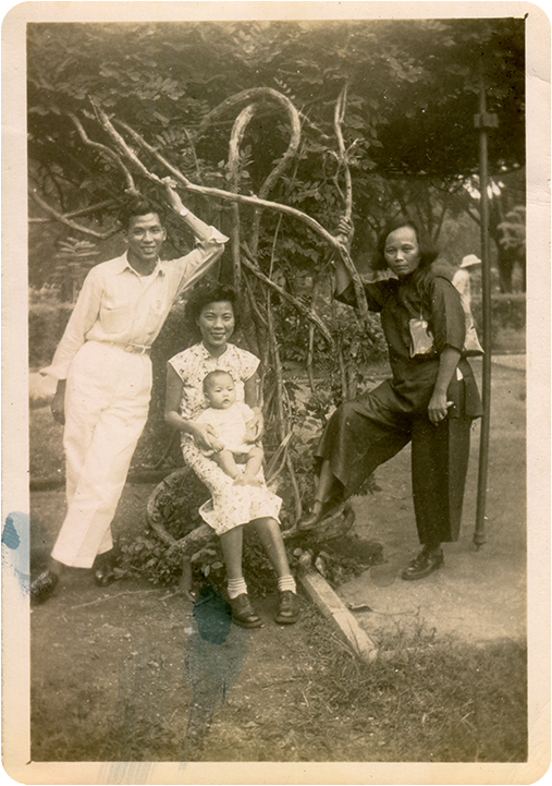 Look for Mother 尋找母親關鑄雲。 （左至右）父親張百健，母親關鑄雲抱著家姐張淑賢，祖母彭佩芸，攝於1948年